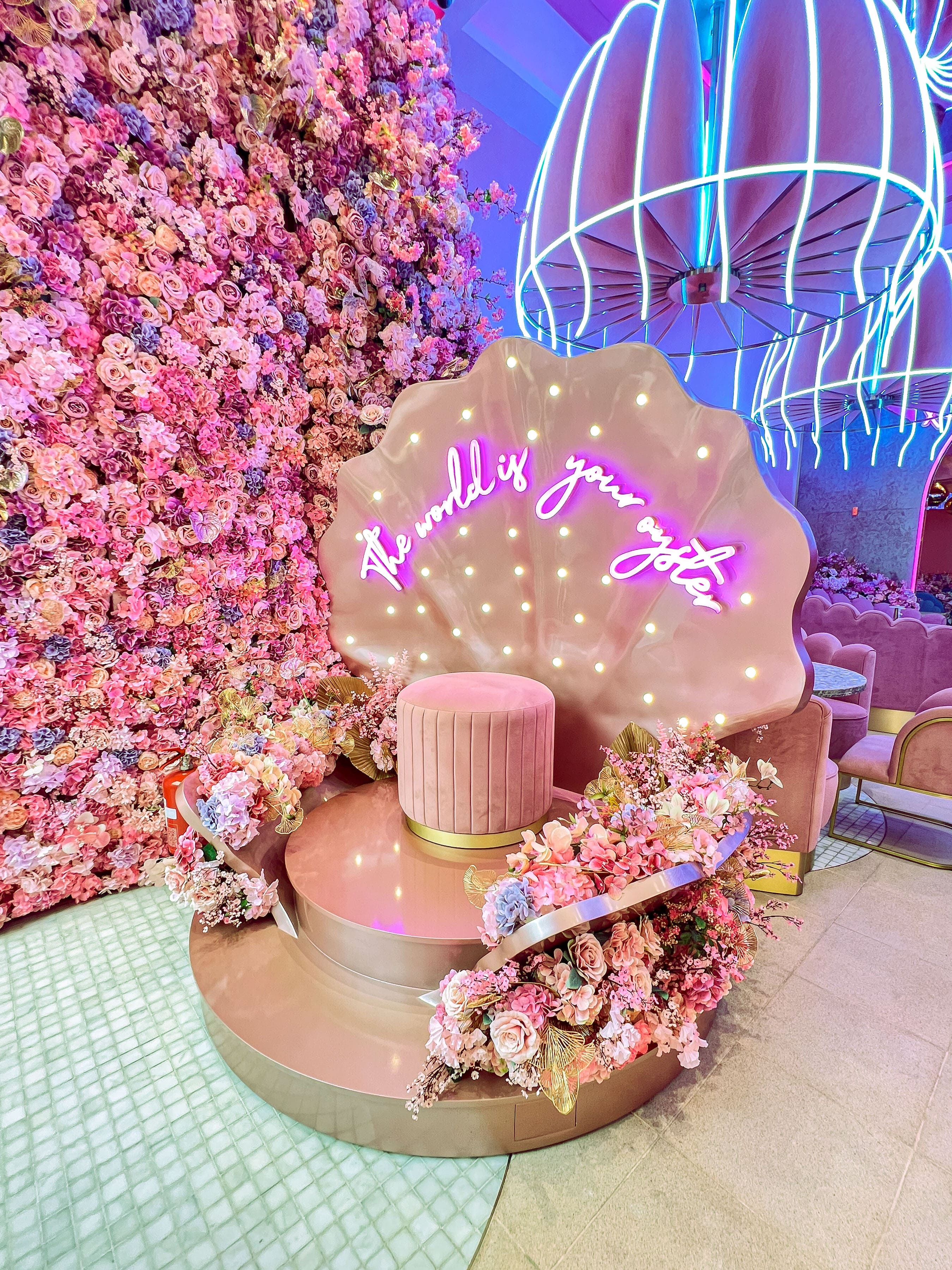 EL&N neon booth